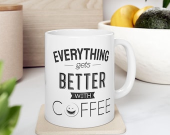 Todo mejora con una taza de café / Taza de cerámica con frase "Todo mejora con una taza de café"