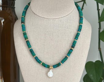 Collar de azurita verde azulado con cuentas hechas a mano y dije de perla de agua dulce / Joyería de piedras preciosas semipreciosas