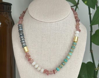 Collar multipiedras hecho a mano con cuarzo fresa y rosa, crisoprasa y piedras semipreciosas.