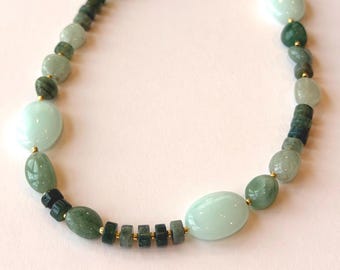 Collar multipiedras con cuentas de ágata musgosa y aventurina verde, joyería semipreciosa.