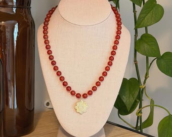 Collar de cornalina con cuentas hechas a mano y dije de oro / Joyería de piedras preciosas semipreciosas