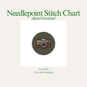 Puede incluir: Un gráfico de puntada de aguja de descarga digital con un diseño de cámara de punto de cruz. El diseño es de 4 x 4 puntadas y utiliza 13 mallas. El texto "Needlepoint Stitch Chart" y "digital download" es verde.
