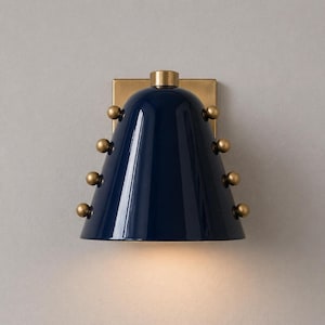 Aplique de pared de estilo moderno de mediados de siglo, lámpara de pared con pantalla cónica azul marino y detalles en latón, luminaria de pared de diseño de lujo.