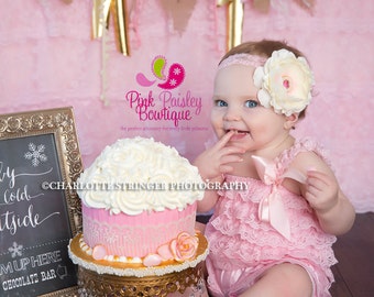 Rosa Spitze Strampler und Stirnband 2 oder 3 teiliges SET, Baby Mädchen 1. Geburtstag Outfit, rosa und gold Kleid, Baby Outfit, Baby Strampler, Cake Smash Outfit