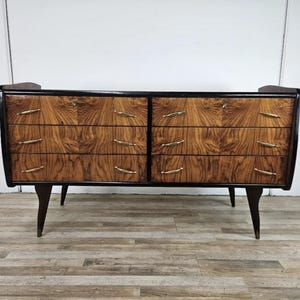 Cómoda artesanal de 6 cajones de madera de raíz con tapa protectora de cristal, aparador artesanal con detalles en ébano, cómoda ancha a medida con detalles de latón.