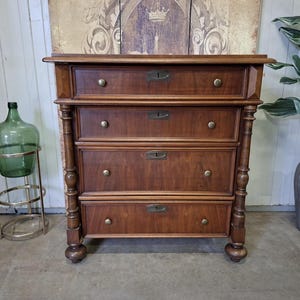 Cómoda de caoba hecha a mano con 4 cajones, mesa auxiliar artesanal Heritage con acabado de veta profunda, cofre de almacenamiento de madera oscura hecho a medida