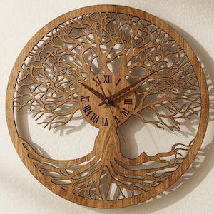 Pode incluir: Um relógio de parede redondo de madeira com um design de árvore da vida. O relógio tem um acabamento em madeira natural e algarismos romanos. Os galhos e raízes da árvore são intrincadamente recortados, criando uma peça decorativa e artística. Diâmetro: aprox. 30 cm.