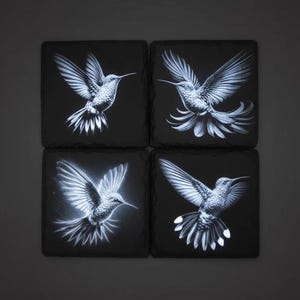 Op de afbeelding: Set van vier vierkante zwarte onderzetters, elk met een witte illustratie van een kolibrie in vlucht. De vleugels van de vogels zijn gespreid en tonen gedetailleerde veermotieven. Een decoratief item voor in huis.