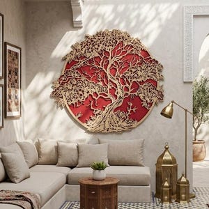 Peut inclure: Une grande décoration murale circulaire composée d'une silhouette d'arbre en bois découpée au laser, superposée sur un fond rouge uni. Le motif présente des branches et un feuillage détaillés, fixés au centre d'un mur intérieur clair.