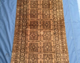 Tapis de passage baloutche vintage fait main 3 x 6, tapis en laine de chameau marron doré, tapis à panneaux géométriques, tapis de passage de bienvenue bohème en sourdine.