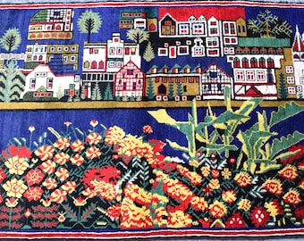 Tapis illustré afghan vintage fait main 3 x 5, tapis en laine de scène de village d'art folklorique fantaisiste, décoration murale d'arbre de vie de paysage bleu royal