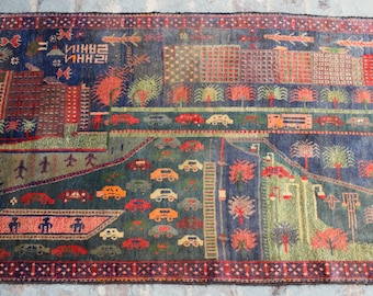 Ancien tapis ethnique afghan fait main vintage, art folklorique fantaisiste, scène de village, tapis en laine, paysage bleu royal, arbre de vie, décoration murale