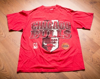 1992 Chicago Bulls Logo T-Shirt, M, Michael Jordan Era Graphic Tee, Vintage 1990s NBA Basketball Team Apparel, Locker Line