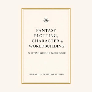 以下が含まれることがあります： クリーム色の表紙に金色の縁取りが施され、黒い文字で「FANTASY PLOTTING, CHARACTER & WORLDBUILDING」と書かれています。下には「WRITING GUIDE & WORKBOOK」と書かれています。著者の名前「LIBRARIUM WRITING STUDIO」が下にあります。上部には羅針盤のグラフィックがあります。