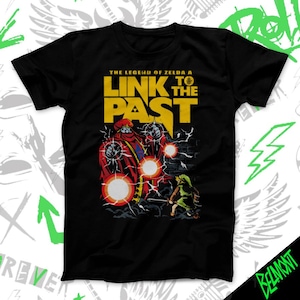 Puede incluir: Camiseta negra con un diseño gráfico de "The Legend of Zelda: A Link to the Past". El diseño incluye personajes en rojo y verde, con el texto "LINK TO THE PAST" en amarillo. La obra de arte tiene un estilo de cómic.