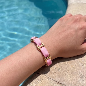 Roze stoffen armband met marineblauwe mesh – dé trendy sieraden van deze zomer.
