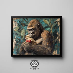 Puede incluir: Una impresión artística enmarcada que presenta un gorila sosteniendo tiernamente un pequeño pájaro con objetos rojos. La obra de arte tiene un estilo pictórico con un fondo de follaje azul y verde. La impresión es de Quirky Critter Prints.