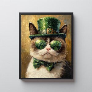 Op de afbeelding: Een ingelijst portret van een kat met een groene hoge hoed, vlinderdas en zonnebril met klaverreflecties. De kat heeft een humeurige uitdrukking. De achtergrond is een goudkleurige textuur.