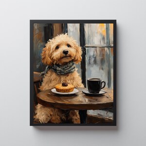 Puede incluir: Una impresión artística enmarcada representa a un perro golden doodle con una bufanda, sentado en una mesa de café. Una pequeña tarta está en un plato, y una taza de café negro descansa sobre un platillo. El fondo muestra una ventana.