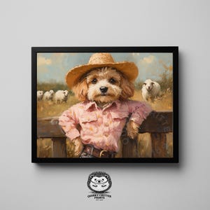 Peut inclure: Impression encadrée d'un chien habillé en cow-boy, portant un chapeau de paille et une chemise rose, appuyé sur une clôture en bois. Le fond montre des moutons broutant dans un champ sous un ciel nuageux. L'impression est de Quirky Critter Prints.