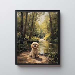 Könnte beinhalten: Ein gerahmter Kunstdruck zeigt einen kleinen, flauschigen, cremefarbenen Hund, der auf einem Pfad neben einem Fluss sitzt. Der Hintergrund zeigt einen üppigen Wald mit hohen Bäumen und Sonnenlicht, das durch die Blätter scheint.