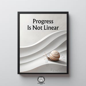 Könnte beinhalten: Schwarz gerahmter Kunstdruck mit dem Text "Progress Is Not Linear" über einer Schneckenillustration. Die Schnecke ist hellbraun und cremefarben, mit einem spiralförmigen Gehäuse und langen Antennen. Der Hintergrund zeigt weiße, wellenförmige Linien.