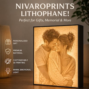 Könnte beinhalten: Ein beleuchtetes Lithophan mit einem Paar, das sich umarmt, in einem schwarzen Rahmen. Das Bild wird von warmem Licht beleuchtet. Der Text auf dem Bild lautet "Nivaroprints Lithophane!" und hebt personalisierte Geschenke und 3D-Druck hervor.