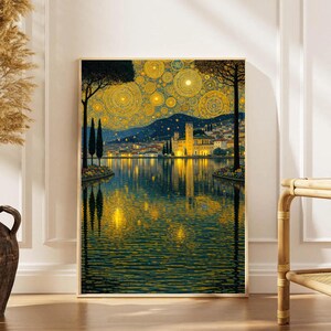 Könnte beinhalten: Ein gerahmter Kunstdruck, der eine nächtliche Landschaft mit einem See zeigt, der Stadtlichter und einen Sternenhimmel reflektiert. Das Kunstwerk weist eine goldene Farbpalette mit dunkelblauen und grünen Akzenten sowie stilisierte Bäume auf.
