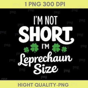以下が含まれることがあります： 「I'M NOT SHORT I'M Leprechaun Size」と書かれた白い文字が黒い背景にあります。緑のクローバーのグラフィックが含まれています。画像はPNGファイルです。