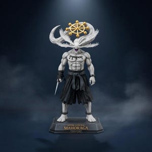 Könnte beinhalten: Eine weiß-schwarze Figur einer muskulösen Figur mit einem goldenen radartigen Ornament auf dem Kopf. Die Figur hält eine Klinge und steht auf einem Sockel mit der Aufschrift "DIVINE GENERAL MAHORAGA".