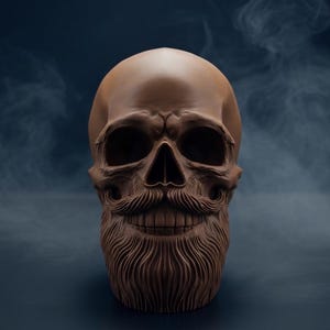 Op de afbeelding: Een bruine schedelsculptuur met een gedetailleerde snor en baard. De schedel heeft een gladde, afgeronde bovenkant en diepe oogkassen. De baard en snor zijn ingewikkeld gesneden met een golvend patroon. De achtergrond is donkerblauw met rookpluimen.