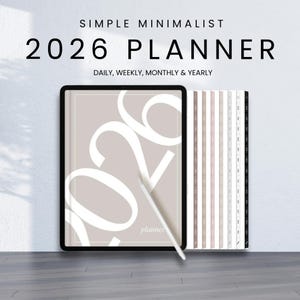 Może przedstawiać: Minimalistyczny planer na rok 2026 w neutralnych odcieniach. Okładka przedstawia rok w dużych białych cyfrach, z napisem "planner" poniżej. Widoczny jest również rysik i stos planerów. U góry widnieje napis "Simple Minimalist".
