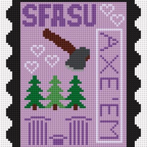 以下が含まれることがあります： 切手のようなクロスステッチのデザイン。紫色の「SFASU」、斧、ハート、3本の緑の木、白いボックスに「XEIE3」の文字がデザインされています。切手には黒い縁取りがあります。