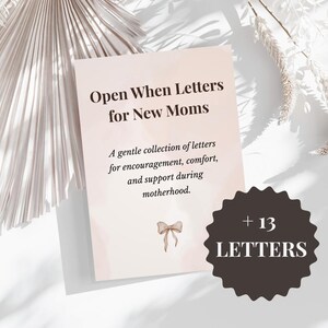 Op de afbeelding: Een kaart met de titel "Open When Letters for New Moms" met tekst die een verzameling brieven beschrijft voor aanmoediging en steun. Een bruine sterburst-afbeelding leest "+ 13 LETTERS". De kaart heeft een strikillustratie.