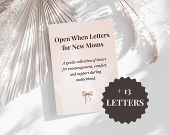 Puede incluir: Una tarjeta titulada "Open When Letters for New Moms" con texto que describe una colección de cartas de ánimo y apoyo. Un gráfico de estrella marrón dice "+ 13 LETTERS". La tarjeta tiene una ilustración de lazo.