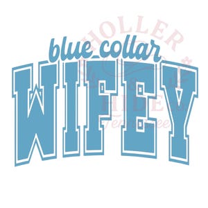 Może przedstawiać: Grafika w kolorze jasnoniebieskim i białym, z napisem "blue collar" nad słowem "WIFEY" pogrubioną czcionką w stylu uniwersyteckim. Projekt umieszczono na gładkim, białym tle.