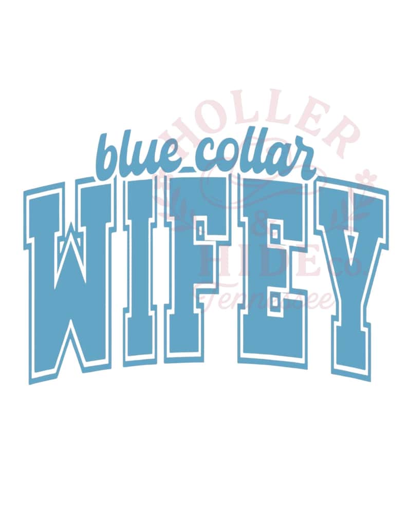 Może przedstawiać: Grafika w kolorze jasnoniebieskim i białym, z napisem "blue collar" nad słowem "WIFEY" pogrubioną czcionką w stylu uniwersyteckim. Projekt umieszczono na gładkim, białym tle.
