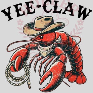 Op de afbeelding: Een rode kreeft met een cowboyhoed en een halsdoek, die een touw vasthoudt. De afbeelding bevat de tekst "YEE-CLAW" in een vetgedrukte, zwarte lettertype boven de kreeft. Het ontwerp heeft een vintage uitstraling.