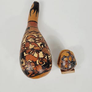 Può includere: Un cartello in legno rustico con la scritta "Welcome to our home" in lettere bianche. Il cartello presenta una finitura invecchiata e un design semplice e invitante, perfetto per l'arredamento della porta d'ingresso.