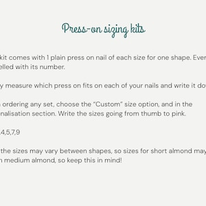 Puede incluir: Texto sobre un fondo beige claro que dice "Kits de tallas a presi&oacute;n". Se proporcionan instrucciones sobre c&oacute;mo medir y pedir u&ntilde;as a presi&oacute;n personalizadas, incluidos ejemplos de tama&ntilde;os de u&ntilde;as. El texto est&aacute; en una fuente manuscrita.