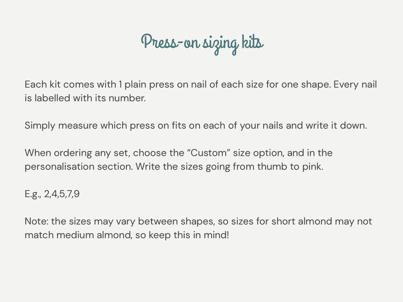 Puede incluir: Texto sobre un fondo beige claro que dice "Kits de tallas a presi&oacute;n". Se proporcionan instrucciones sobre c&oacute;mo medir y pedir u&ntilde;as a presi&oacute;n personalizadas, incluidos ejemplos de tama&ntilde;os de u&ntilde;as. El texto est&aacute; en una fuente manuscrita.