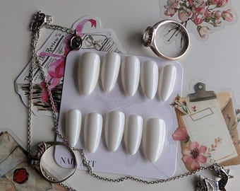 Uñas postizas con esmalte perlado / Manicura minimalista en cromo blanco lechoso