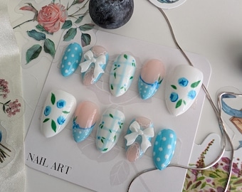 Uñas postizas hechas a mano con diseño de picnic de arándanos / Uñas florales de arándanos primaverales