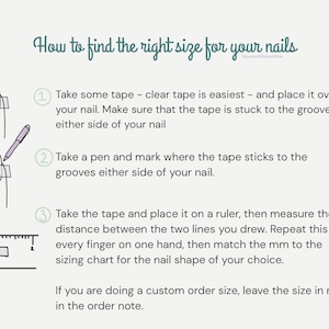 Puede incluir: Un gr&aacute;fico instructivo sobre un fondo crema, titulado "C&oacute;mo encontrar la talla correcta para tus u&ntilde;as". Detalla la medici&oacute;n del tama&ntilde;o de las u&ntilde;as con cinta adhesiva, un bol&iacute;grafo y una regla, con ilustraciones de cada paso. El texto aconseja dejar las tallas personalizadas en mm.