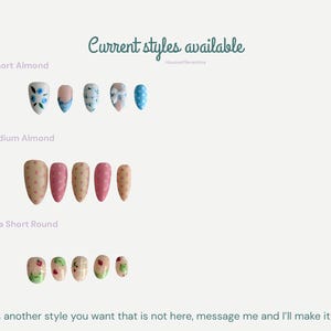 Puede incluir: Imagen que muestra varios estilos de u&ntilde;as: Short Almond, Medium Almond y Extra Short Round. Las u&ntilde;as presentan dise&ntilde;os como estampados florales, lunares y lazos. El texto en la imagen dice "Current styles available."