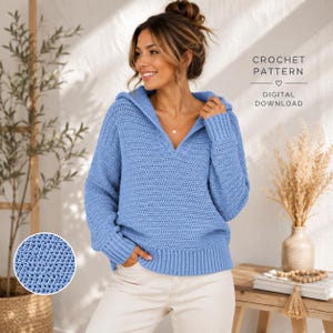 Peut inclure: Un pull à capuche bleu pervenche à manches longues avec un motif de crochet texturé, une encolure en V, des poignets et un ourlet côtelés. Le texte CROCHET PATTERN DIGITAL DOWNLOAD est visible à droite, avec un détail circulaire du point.