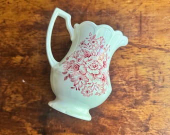 Zabytkowy dzbanek do śmietanki J&G Meakin Avondale | Czerwony dzbanek do śmietanki z nadrukiem kwiatowym | Dekoracja Cottagecore z angielskiego Ironstone