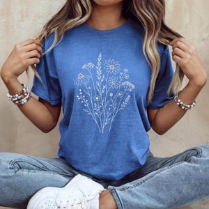Camiseta minimalista de flores silvestres, camiseta con estampado floral lineal, camiseta botánica Bella Canvas, camiseta de flores estilo cottagecore, camiseta gráfica inspirada en la naturaleza. imagen 9