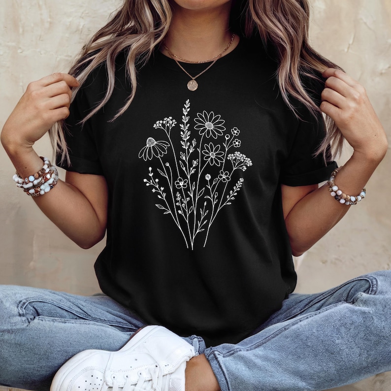 Camiseta minimalista de flores silvestres, camiseta con estampado floral lineal, camiseta botánica Bella Canvas, camiseta de flores estilo cottagecore, camiseta gráfica inspirada en la naturaleza. imagen 1