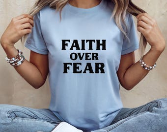 Camiseta "Fé Acima do Medo", Camiseta Cristã Inspiradora, Camiseta Minimalista com Citação de Fé, Camiseta de Motivação Religiosa